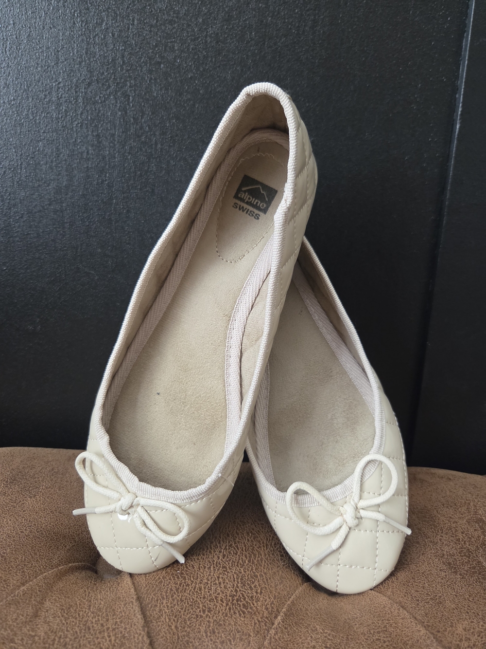 Alpine Swiss Women's Quilted Cream Bow Ballet Flats ~ Size 6